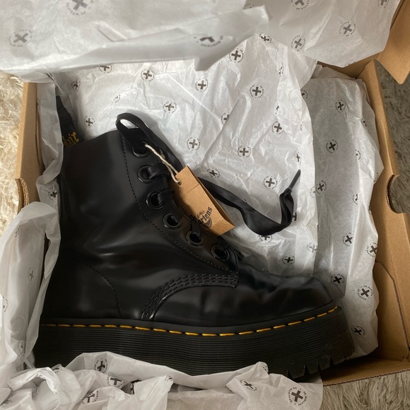 Dr. Martens Molly Size: US 8
